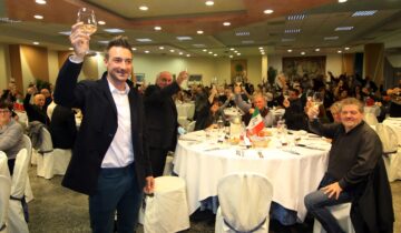 Elia Viviani brinda ai successi 2021 con il suo Fans Club