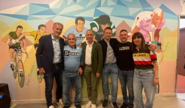 Il ciclismo fa tappa a scuola, un murale per la storia