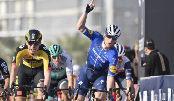 UAE TOUR: Sprint di Bennet, Viviani quarto