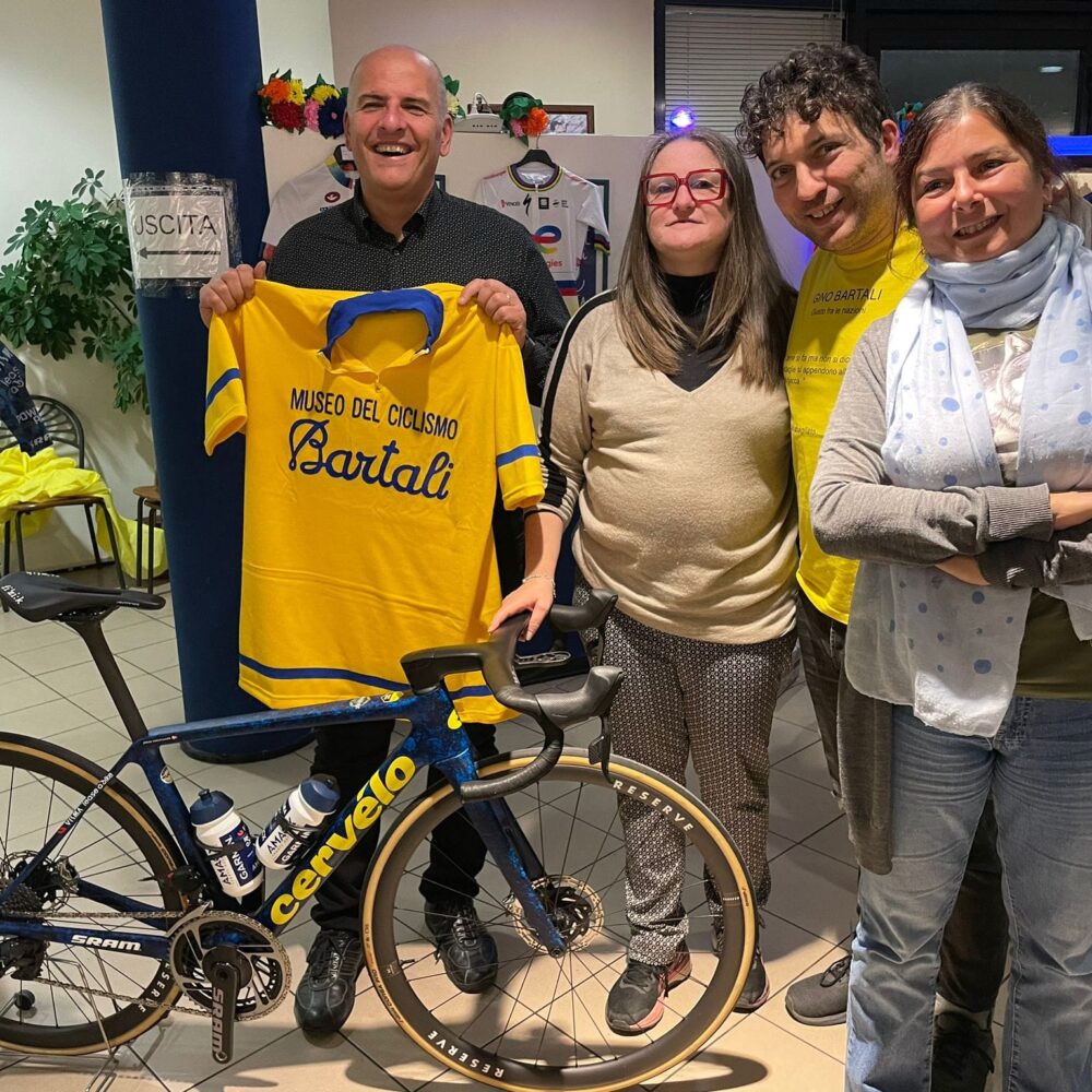 Maurizio Bresci e la bici che arricchisce la dotazione del Museo