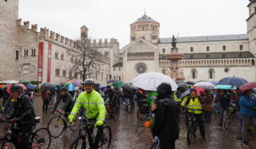 «Sulla buona strada»: lungo corteo a Trento per manifestare contro la violenza stradale