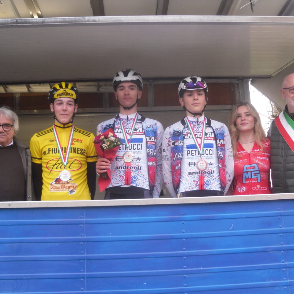 Podio degli allievi con il presidente del CRER e il Sindaco di Cadelbosco