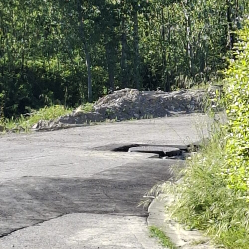 Il tombino sulla curva della pista