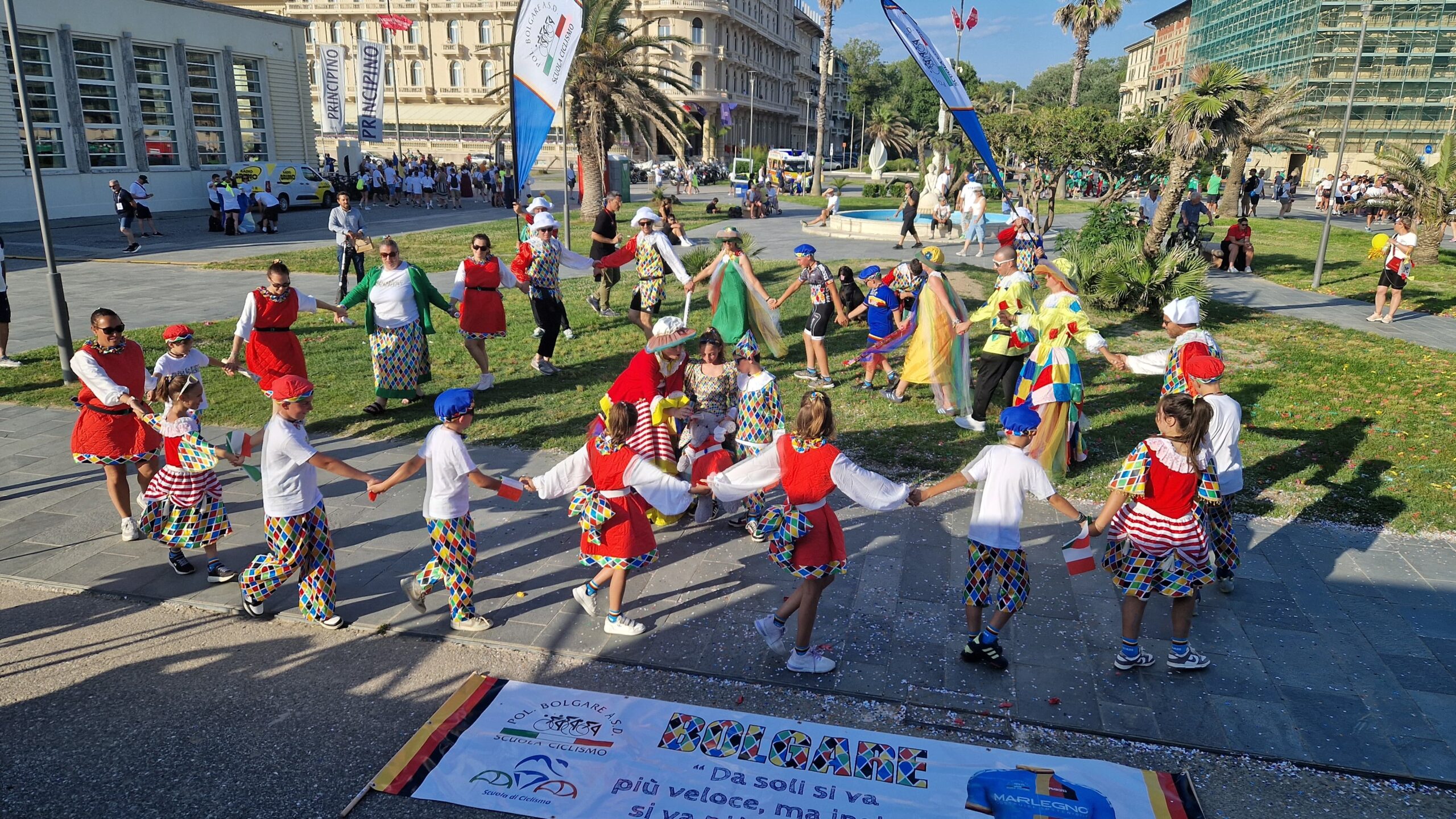 Meeting 2025 - La sfilata di apertura colora Viareggio
