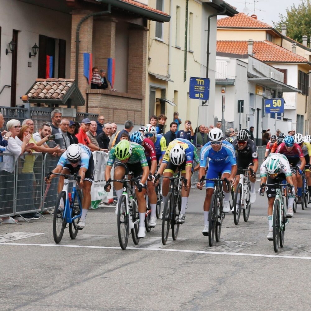 24.9.25 - arrivo - la volata di Magli (Foto Alex Morandi)