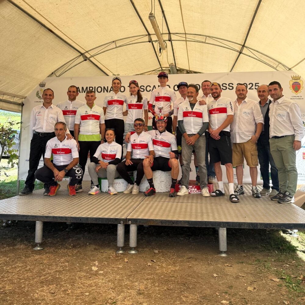 Il gruppo dei neo campioni toscani di ciclocross Il gruppo dei neo campioni toscani di ciclocross