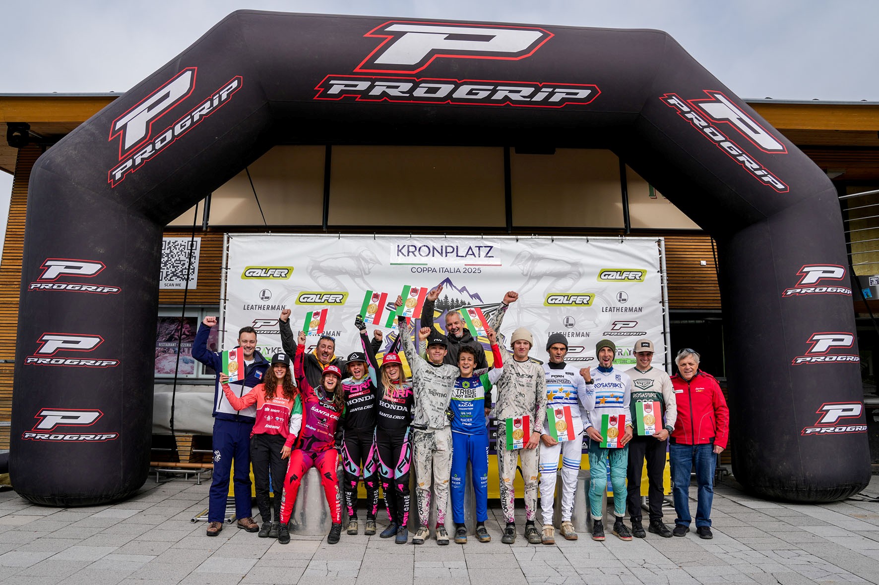 Kronplatz (BZ) – Si è conclusa oggi a Plan de Corones l’ultima tappa della Coppa Italia Downhill 2025, che ha decretato i campioni di circuito al termine di una stagione intensa e combattuta. La manche di gara prevista per oggi è stata annullata a causa delle avverse condizioni meteo, con una forte nevicata nella parte…