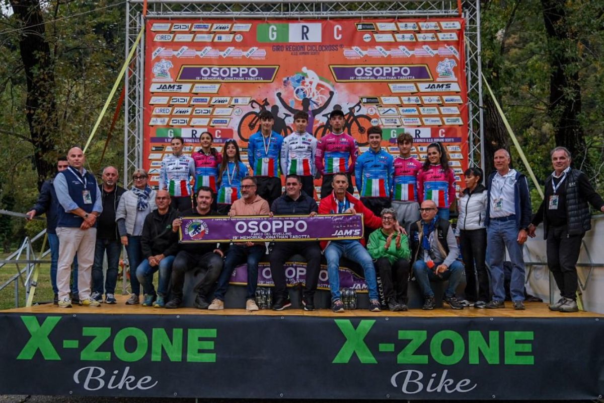OSOPPO – Osoppo non è solo una tappa del Giro delle Regioni Ciclocross. È un luogo che vibra, respira, accoglie. È un punto fermo nel calendario, ma anche un punto di partenza per chi cerca emozioni vere, per chi vuole capire dove sta andando il ciclocross italiano. E oggi, nel cuore del Parco del Rivellino,…