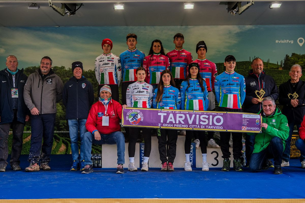 Con l’avvio della stagione ciclocrossistica 2025 – 2026 è ritornato il Campionato Italiano Ciclocross per Società. La prima prova del prestigioso circuito si è corsa domenica 5 ottobre a Tarvisio, in territorio friulano. Nel cuore delle Alpi Giulie è andato in scena il “3° Ciclocross senza confini”, 2^ tappa del Giro delle Regioni Ciclocross, competizione…