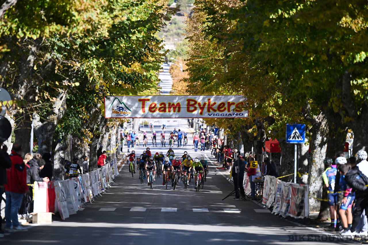 Domenica scorsa 12 ottobre il Campionato Italiano Ciclocross per società ha fatto tappa a Viggiano, in Basilicata. Il suggestivo borgo lucano ha infatti accolto una delle gare più storiche del Centro Sud, valevole come apertura del circuito nazionale Mediterraneo Cross, con la perfetta organizzazione del Team Bykers Viggiano. In altre edizioni il ciclocross di Viggiano…