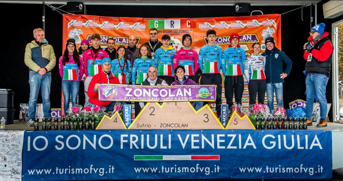 SUTRIO – Il Monte Zoncolan, simbolo assoluto del ciclismo su strada, ha accolto oggi la carovana del Giro delle Regioni Ciclocross per la sua quarta tappa stagionale, la 2ª ZonCross Classic, gara internazionale di classe UCI C2 e terzo appuntamento del Campionato Italiano per Società FCI. L’evento, dedicato alla memoria di Stelio, ha rappresentato un…