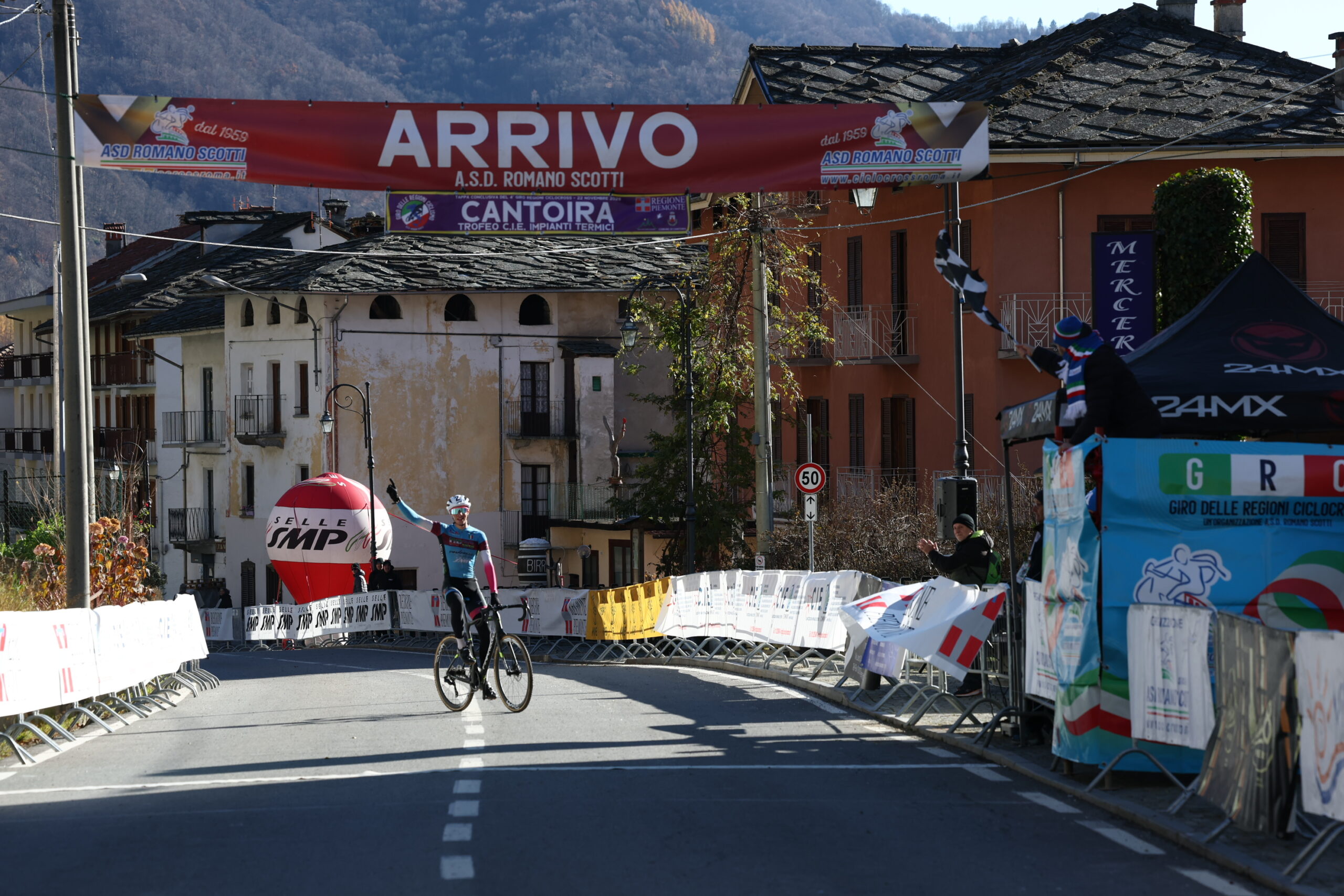 CANTOIRA – La Valle di Lanzo ha accolto l’atto conclusivo del Giro delle Regioni Ciclocross con uno scenario che resterà impresso nella memoria di tutti gli appassionati. Dopo la conferenza stampa di ieri, che aveva anticipato le attese e sottolineato il valore di questa tappa, oggi la realtà ha superato le aspettative: la gara finale…