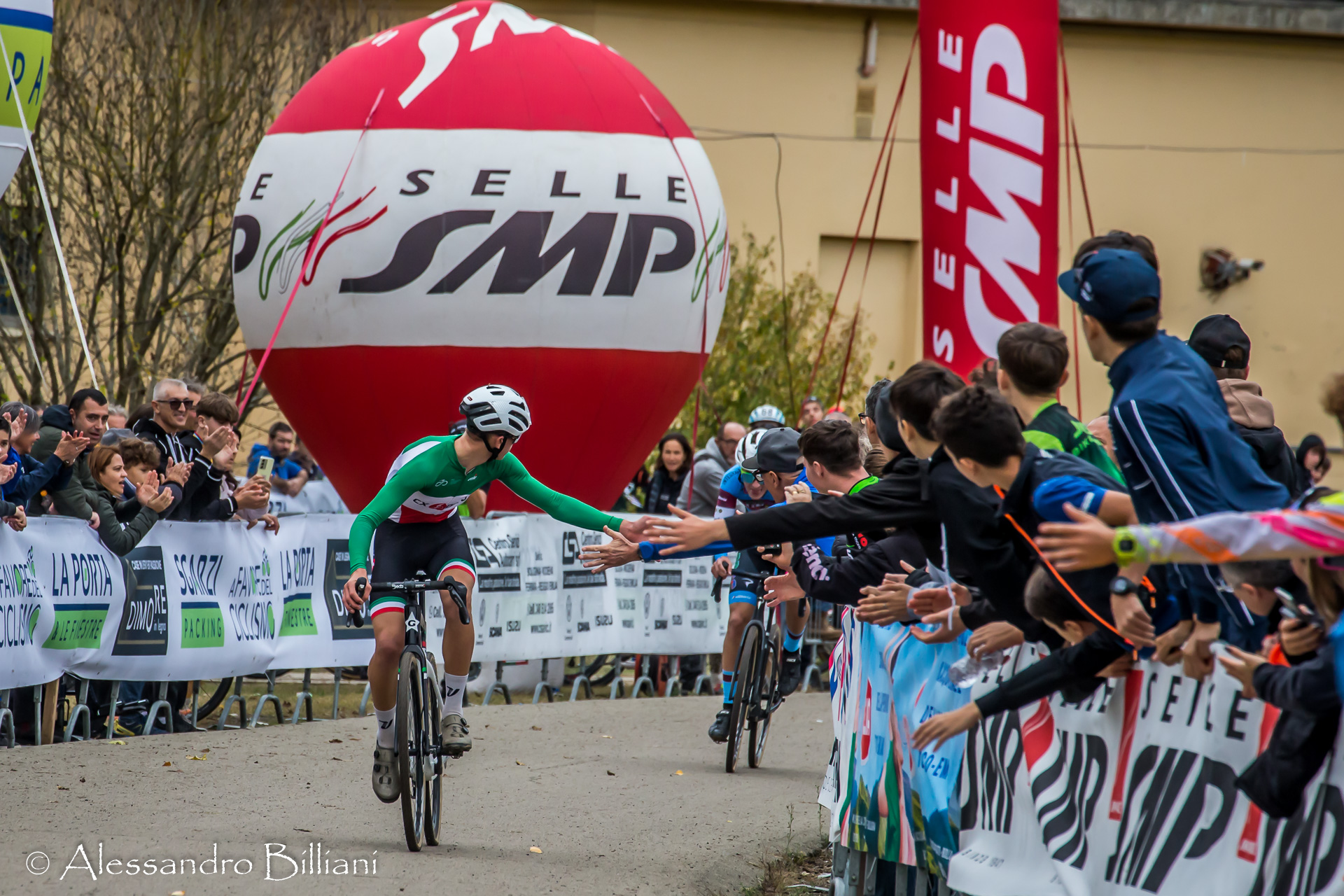 Casalecchio di Reno (Bo) – 01-11-2025 – Il Selle Smp Master Cross è partito con il botto. Era da anni che in Italia una competizione di ciclocross non superava il muro dei 600 iscritti. Oggi è successo! A Casalecchio di Reno, a pochi chilometri da Bologna, è stata una straordinaria festa di questa disciplina. Tutto…