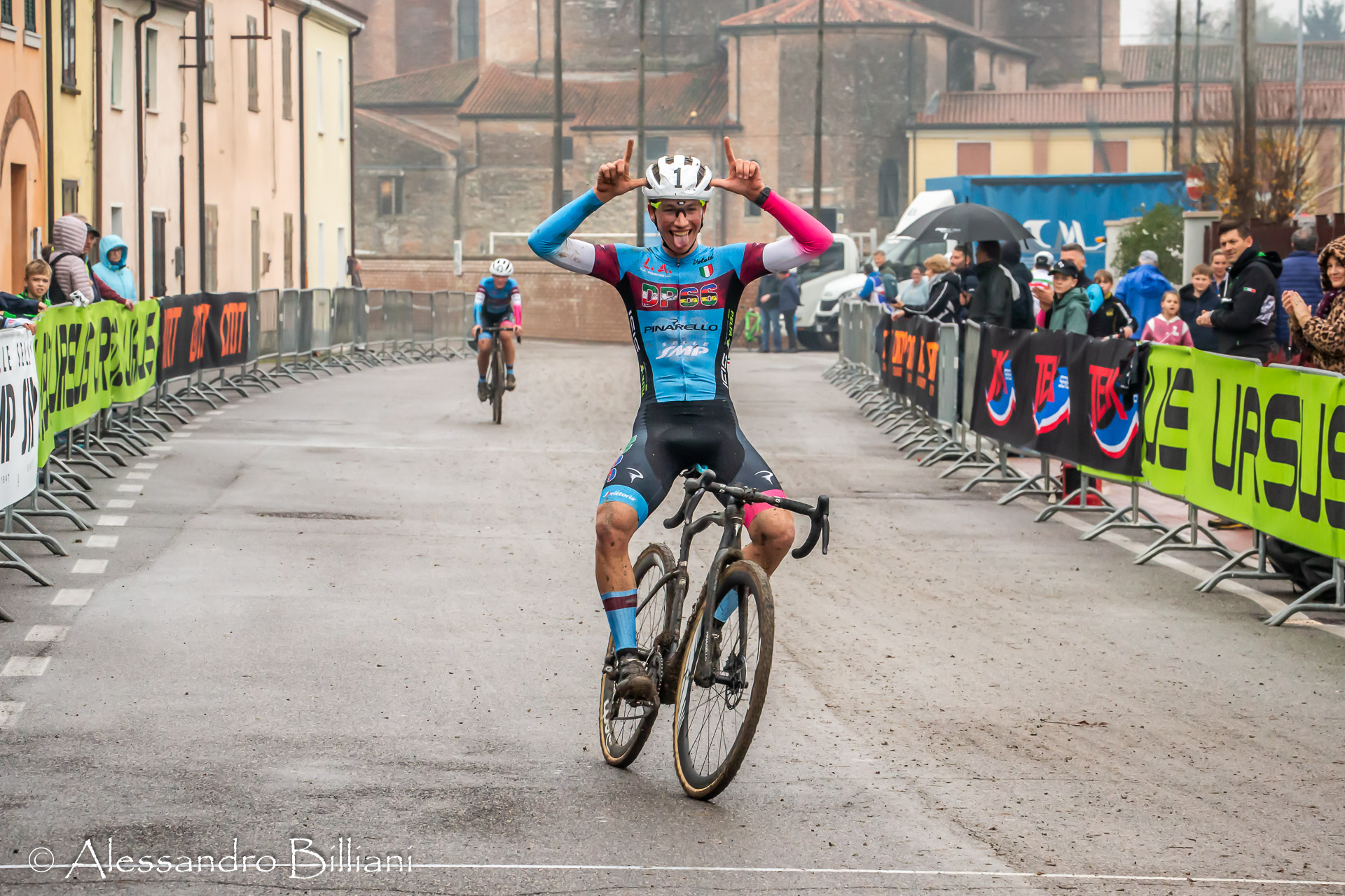 Roverchiara (Vr) – 16-11-2025 – Il Trofeo Triveneto di ciclocross ha fatto tappa in terra veronese e precisamente a Roverchiara per il 3° Memorial Fausto Chieppe, corridore veronese che gareggiò fino alle categorie dilettantistiche, organizzato dall’Asd Viva la Bici con in cabina di regia Francesco Rossignoli, ex professionista classe 1963 e già direttore sportivo nel…