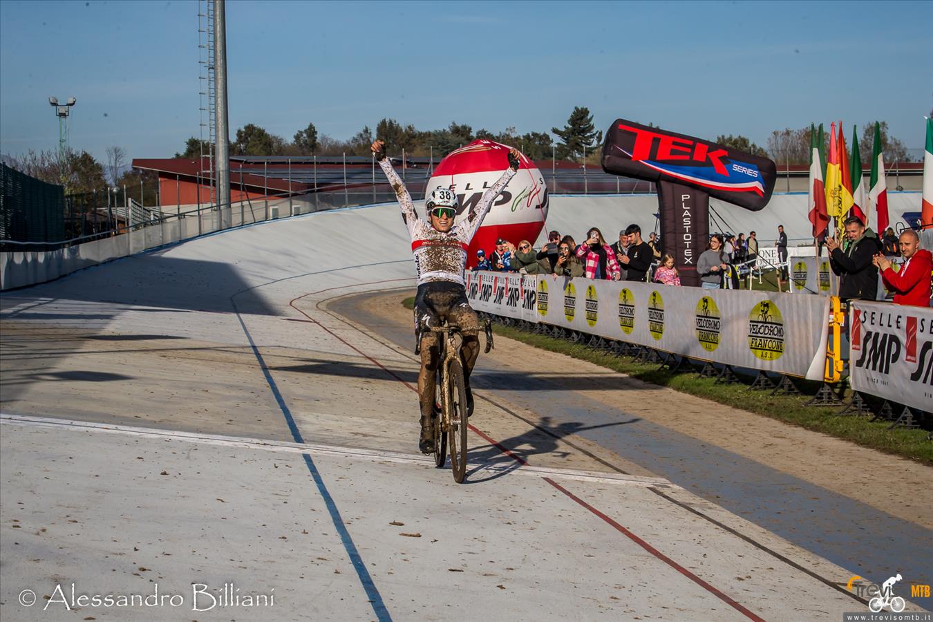 21-11-2025 – Cresce l’attesa per il 2° atto del Selle Smp Master Cross. Domenica prossima 23 novembre il Velodromo Francone di San Francesco al Campo, a due passi da Torino, sarà nuovamente la capitale del ciclocross italiano. Andrà in scena il 4° Turin International Cyclocross. L’evento, patrocinato e sostenuto dalla Regione Piemonte, si è ritagliato,&hellip;