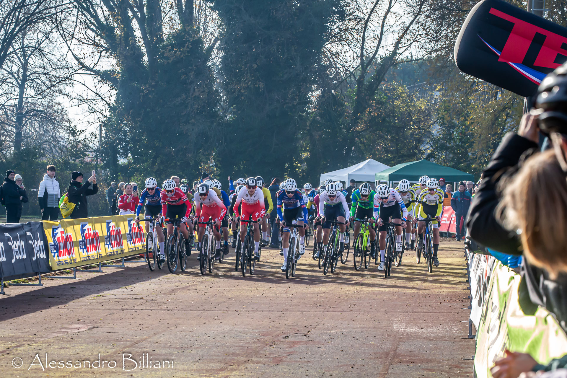 Cadoneghe (PD) – Un bel sole e una temperatura gradevole per il periodo hanno accolto i più di 300 ciclocrossisti provenienti da tutta Italia (Sardegna inclusa) impegnati nella 4ª edizione del Ciclocross del Tergola, organizzato dalla Sc Vigonza Barbariga a Cadoneghe (PD), tappa del Trofeo Triveneto di Ciclocross FCI. Il tracciato, rinnovato, si è snodato&hellip;