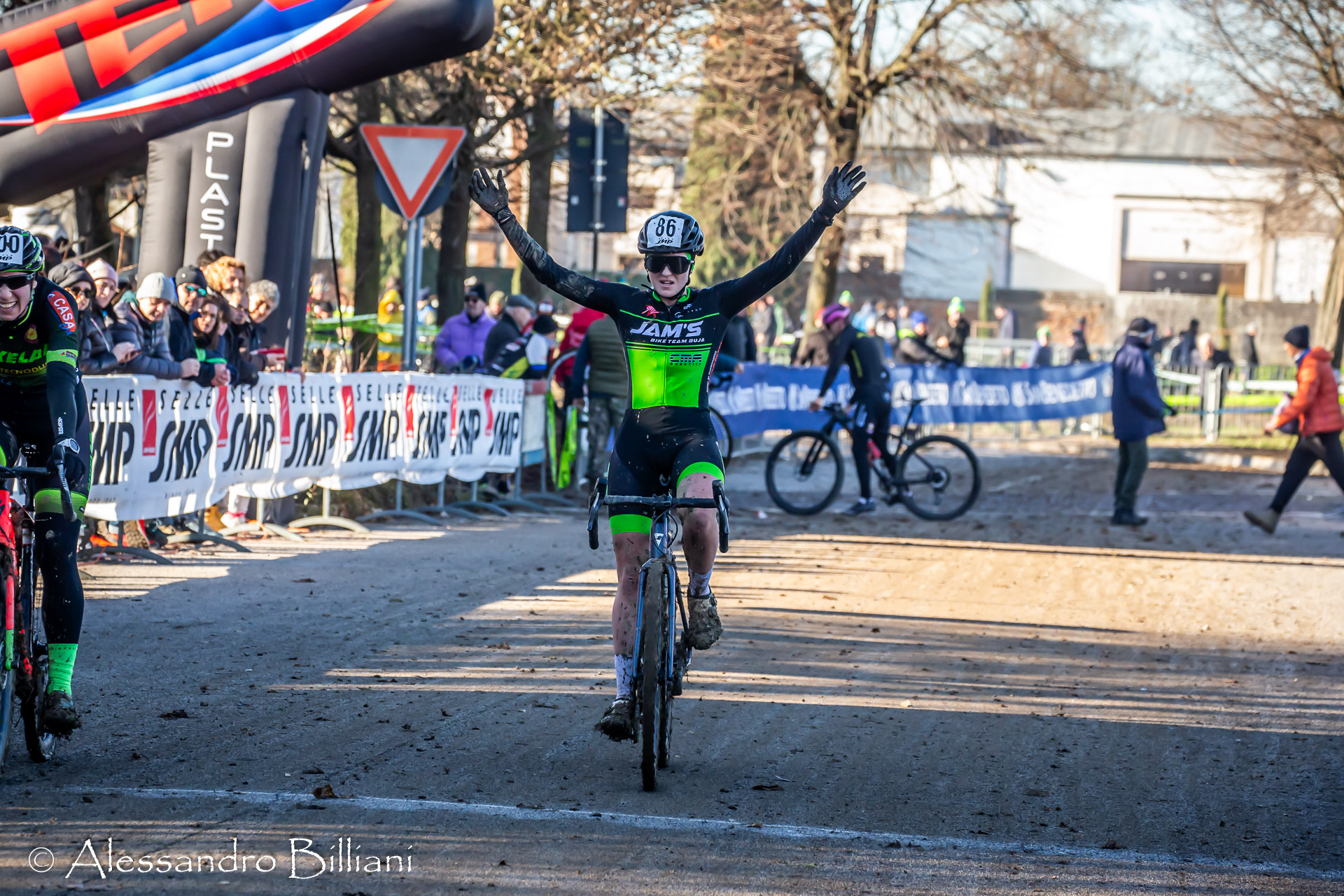 Scorzè (Ve) – 28-12-2025 – Oggi a Scorzè, in provincia di Venezia, è andato in scena il 51° Gran Premio Cartoveneta, tradizionale appuntamento organizzato dal C.S. Libertas Scorzè valevole come campionato provinciale. Nonostante la giornata di sole, il temibile fango di Scorzè non è mancato e ha reso come sempre le competizioni molto selettive. Come&hellip;