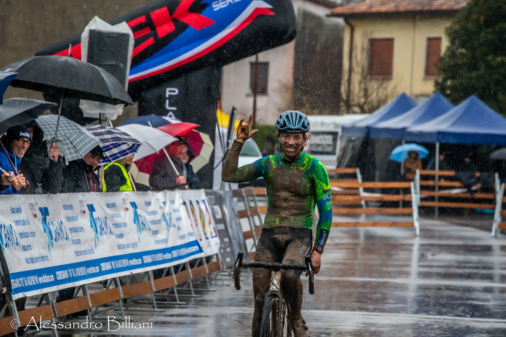 Ponte della Muda (Tv) – Dopo il grande entusiasmo delle passate edizioni, oggi il Team Bosco Orsago, in collaborazione con l’associazione Pro Ponte, ha perfettamente allestito il 33° Ciclocross del Meschio – 3° Memorial Daniele De Re a Ponte della Muda, frazione del comune di Cordignano. Questa manifestazione, rinata 3 anni fa, era stata organizzata per&hellip;