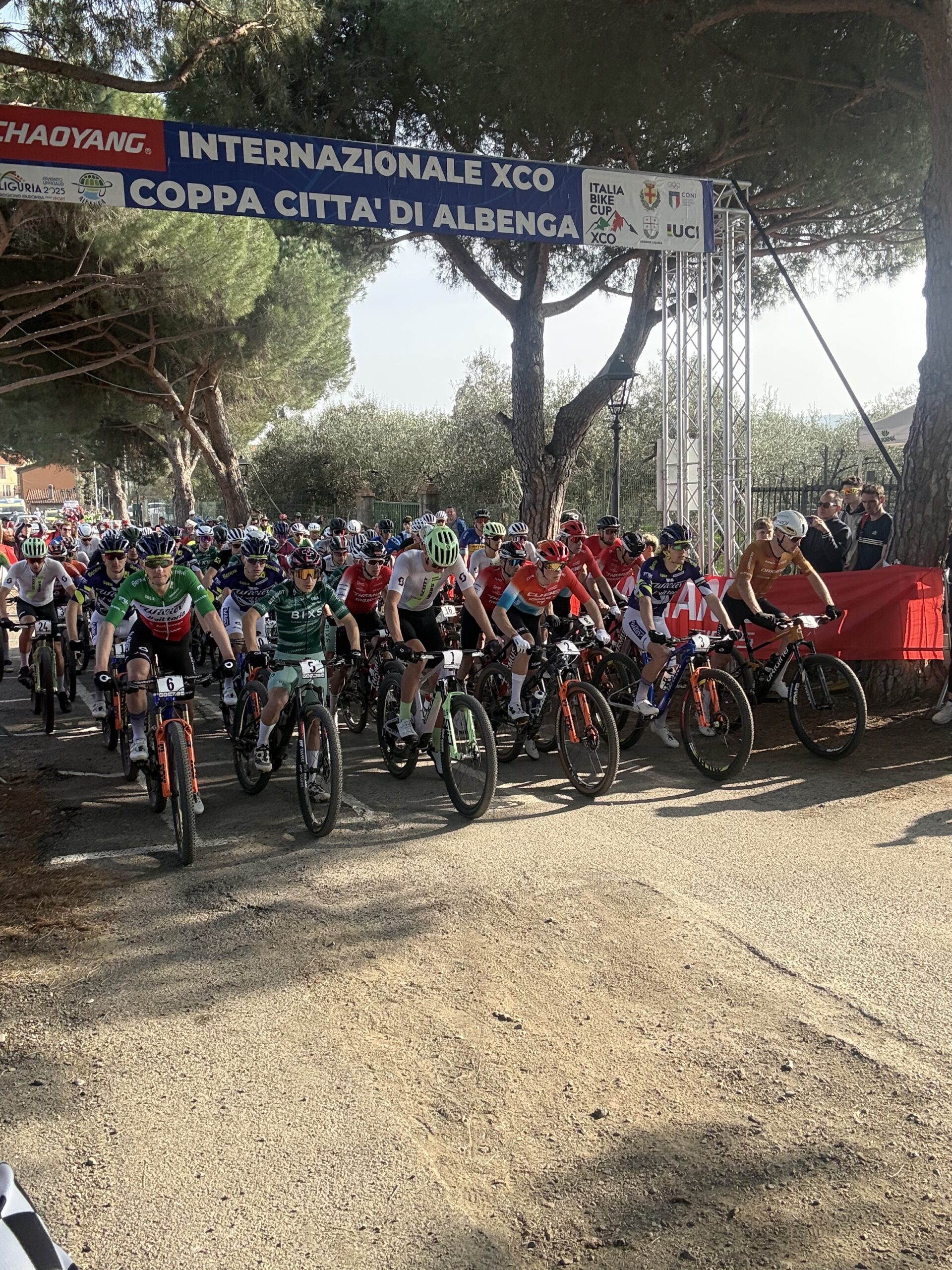 Una giornata straordinaria, quella vissuta a Campochiesa per l’XCO Coppa Città di Albenga che ha inaugurato nel migliore dei modi l’Italia BIKE CUP. Si diceva alla vigilia che era una sorta di antipasto della Coppa del Mondo e così è stato, con una presenza quanto mai massiccia di campioni esteri che si sono dati battaglia…