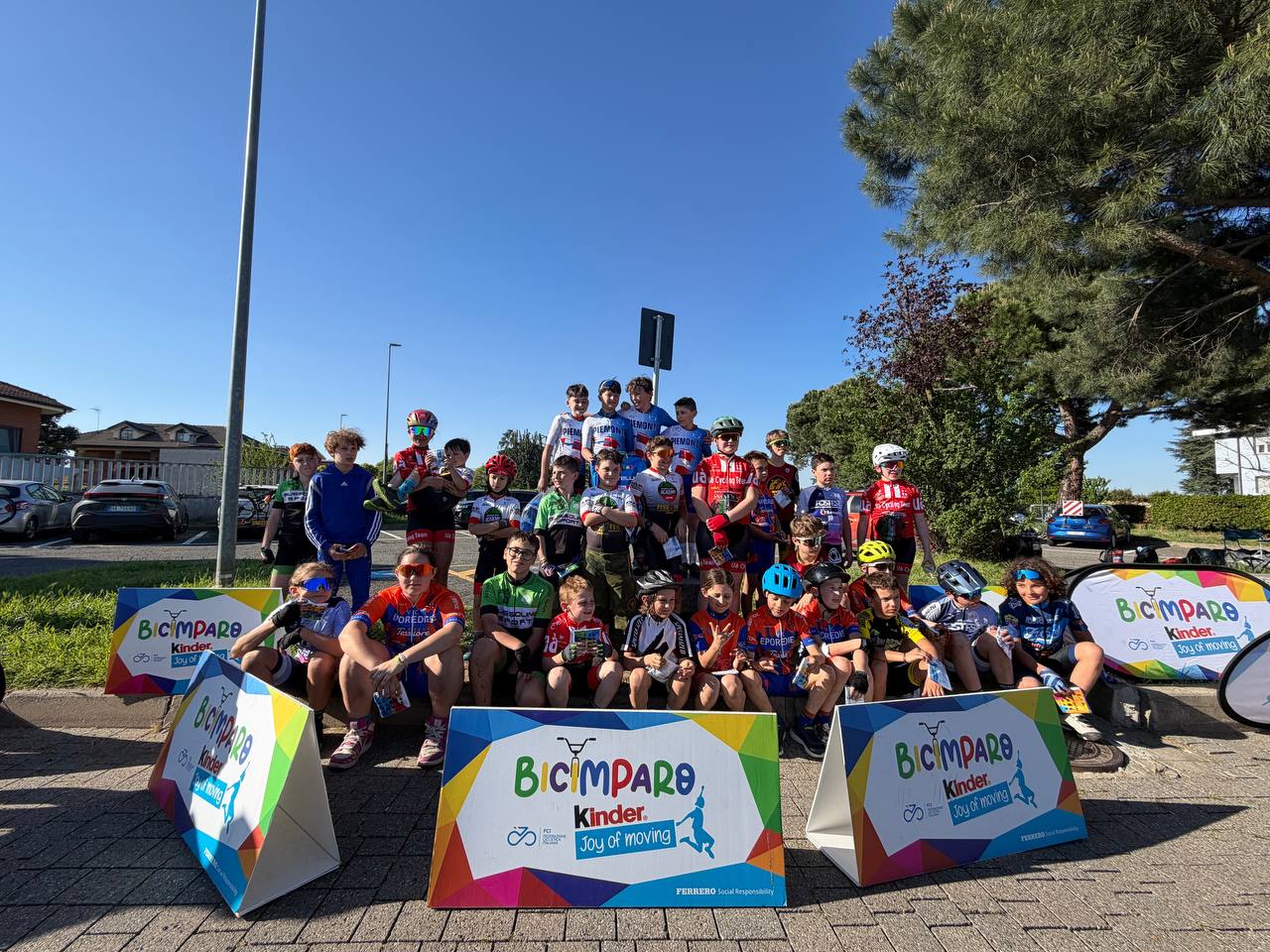 Grande partecipazione per la tredicesima tappa del Tour Bicimparo Kinder Joy of Moving andata in scena a Caselle Torinese, articolata su due momenti distinti tra mattina e pomeriggio. Nella prima parte della giornata, oltre 100 studenti hanno preso parte alle attività dedicate alla sicurezza stradale, guidate dai tecnici federali Bernardi e Ferro in collaborazione con…