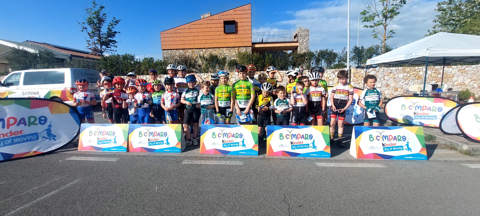 La tappa Toscana del Tour BICIMPARO - Kinder Joy of Moving fa nuovamente tappa a Colle di Val d’Elsa, già sede dell’iniziativa nel 2024 e nel 2021, a cura della scuola di ciclismo Pedale Senese 1952. Come da format nazionale, due le fasi della manifestazione realizzate nella stessa giornata: Durante la mattinata, spazio alla formazione…