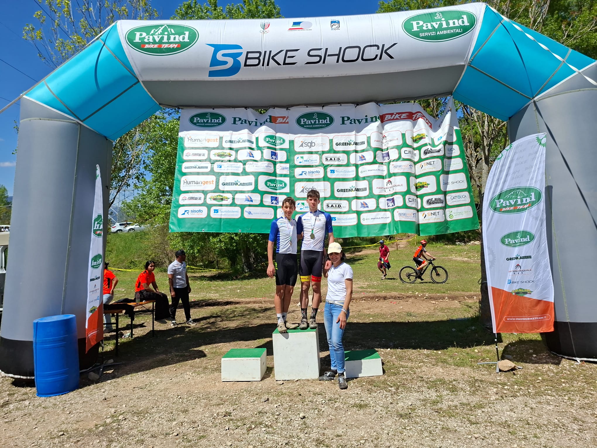 È stato un fine settimana da record per la mountain bike giovanile in Abruzzo. Grande massa di atleti e pubblico convenuti a Roccacasale (L'Aquila) per un'eccellente edizione del Memorial Teodora&Ludovico, il cui successo si è esteso alle altre due manifestazioni: il Memorial Fernando Ranalli (per giovanissimi tra i 7 e i 12 anni) e il…