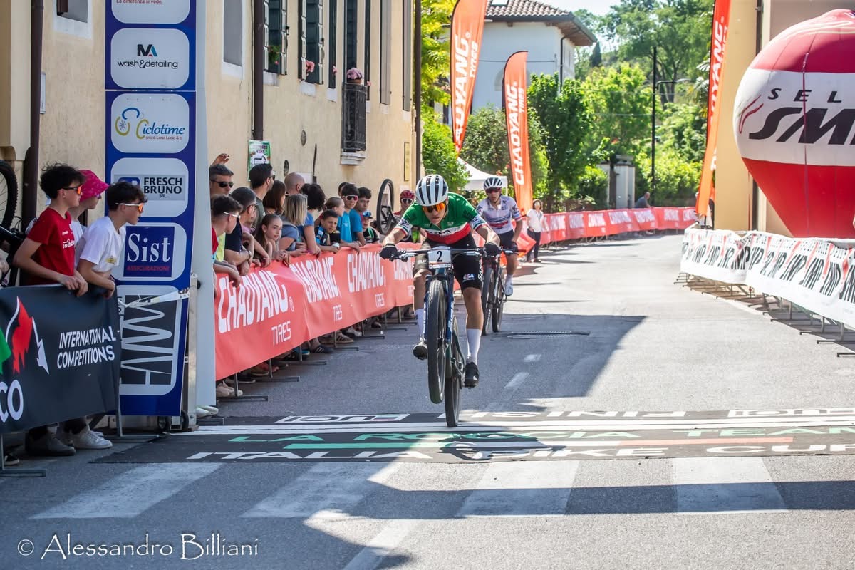 Seconda giornata al Caneva Trophy dedicata interamente alle categorie giovanili. Il weekend di Stevenà di Caneva, terza tappa dell'Italia BIKE CUP si è chiuso nella maniera migliore con un’autentica invasione di biker che hanno contraddistinto la domenica prendendo idealmente il posto dei campioni in gara al sabato. La giornata di gare si è conclusa con…