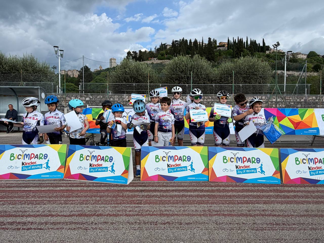 Spello – La tappa umbra del Tour BICIMPARO Kinder Joy of Moving regala una vera e propria cartolina, con i colori del progetto che hanno animato il caratteristico centro storico della città. Nonostante la pioggia, gli studenti hanno partecipato con grande attenzione ed entusiasmo alla parte formativa, svolta in collaborazione con gli agenti della Polizia Stradale…