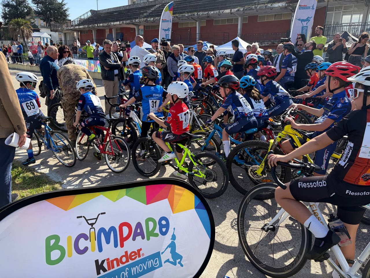È stato il progetto BICIMPARO - Kinder Joy of Moving a inaugurare il nuovo ciclodromo all’interno dello storico stadio Albricci, dando vita a una giornata intensa e partecipata all’insegna del ciclismo giovanile. Protagonisti circa 80 ragazzi in rappresentanza di 14 società campane, che hanno aperto ufficialmente l’impianto con il primo giro di pista inaugurale. A…