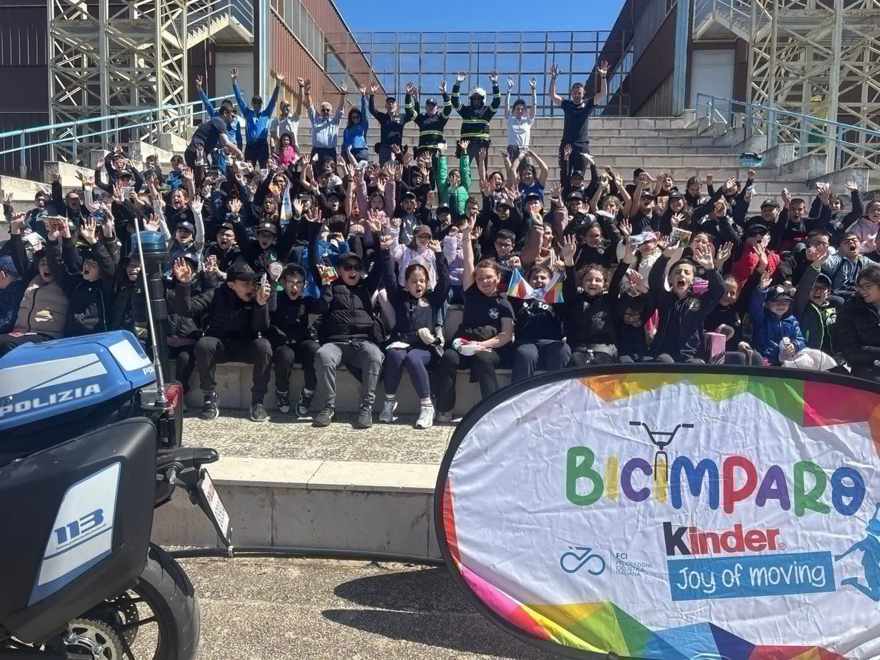 Ha preso il via da Bari, presso la Scuola di Ciclismo “Franco Ballerini”, la prima tappa del Tour BICIMPARO Kinder Joy of Moving 2026, grazie all’impegno organizzativo del direttore Pino Marzano e dei suoi collaboratori. Il circuito, come da tradizione, attraverserà tutte le regioni italiane nel corso della stagione. Una giornata interamente dedicata al ciclismo…