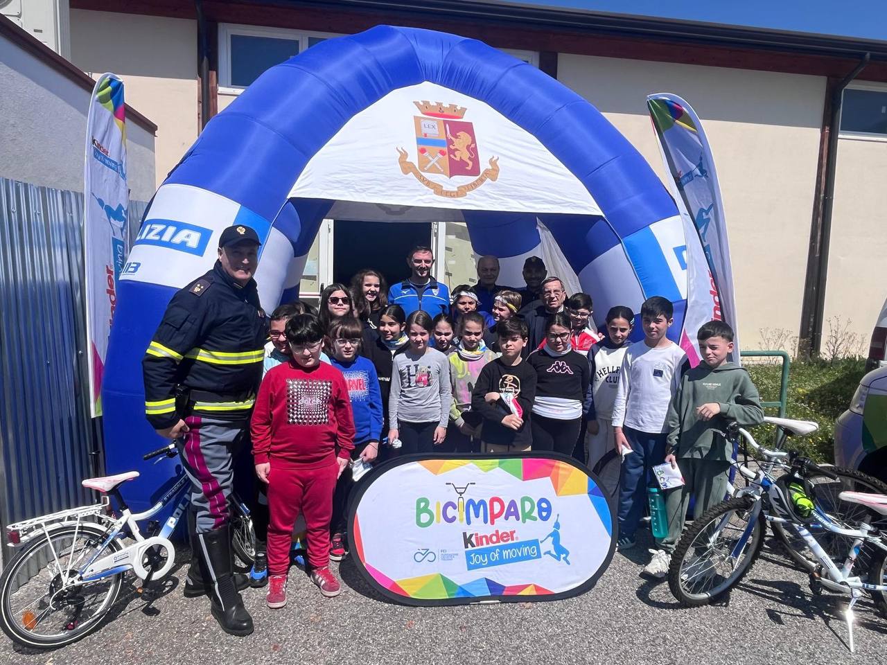 Seconda tappa del Tour BICIMPARO Kinder Joy of Moving presso la scuola primaria di Baragiano Scalo, organizzata dalla società Motostaffette di Potenza. Oltre 130 alunni hanno preso parte alle attività di educazione stradale e di corretto utilizzo della bicicletta, svolte dai tecnici della Federazione Ciclistica Italiana e dalla Polizia Stradale della Sezione di Potenza, rappresentata…