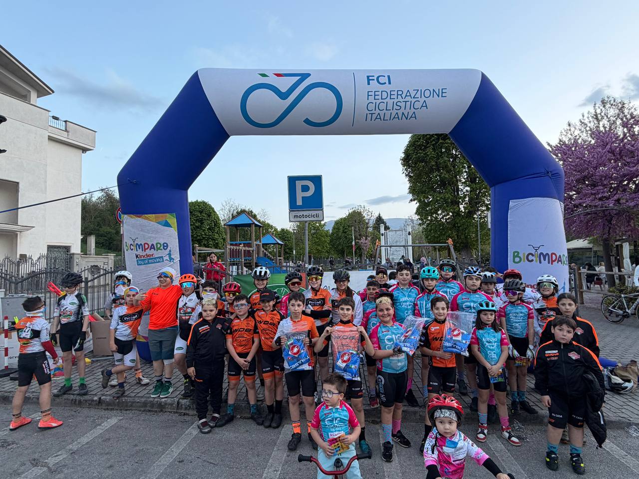 La storica cittadina di Jesi ha ospitato l’ottava tappa del tour BICIMPARO Kinder Joy of Moving, andata in scena nella splendida cornice di Piazza Federico II. Protagoniste le classi della scuola primaria, coinvolte in un percorso formativo dedicato alla sicurezza stradale e al corretto utilizzo della bicicletta. Le attività sono state condotte dai tecnici federali, affiancati…