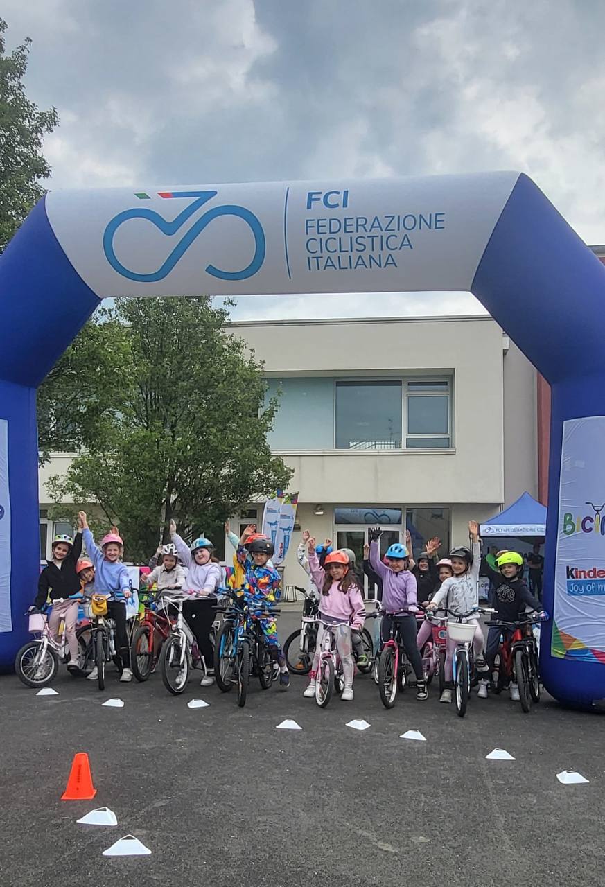 Per il secondo anno consecutivo, Giussano ha ospitato una tappa di BICIMPARO Kinder Joy of Moving, confermando l’attenzione del territorio verso l’educazione ciclistica dei più giovani. Oltre 150 bambini degli istituti Birone e Paina hanno seguito con partecipazione la parte formativa curata dalla Polizia Stradale di Monza e dai tecnici federali Bernardi e Ferro. Un…