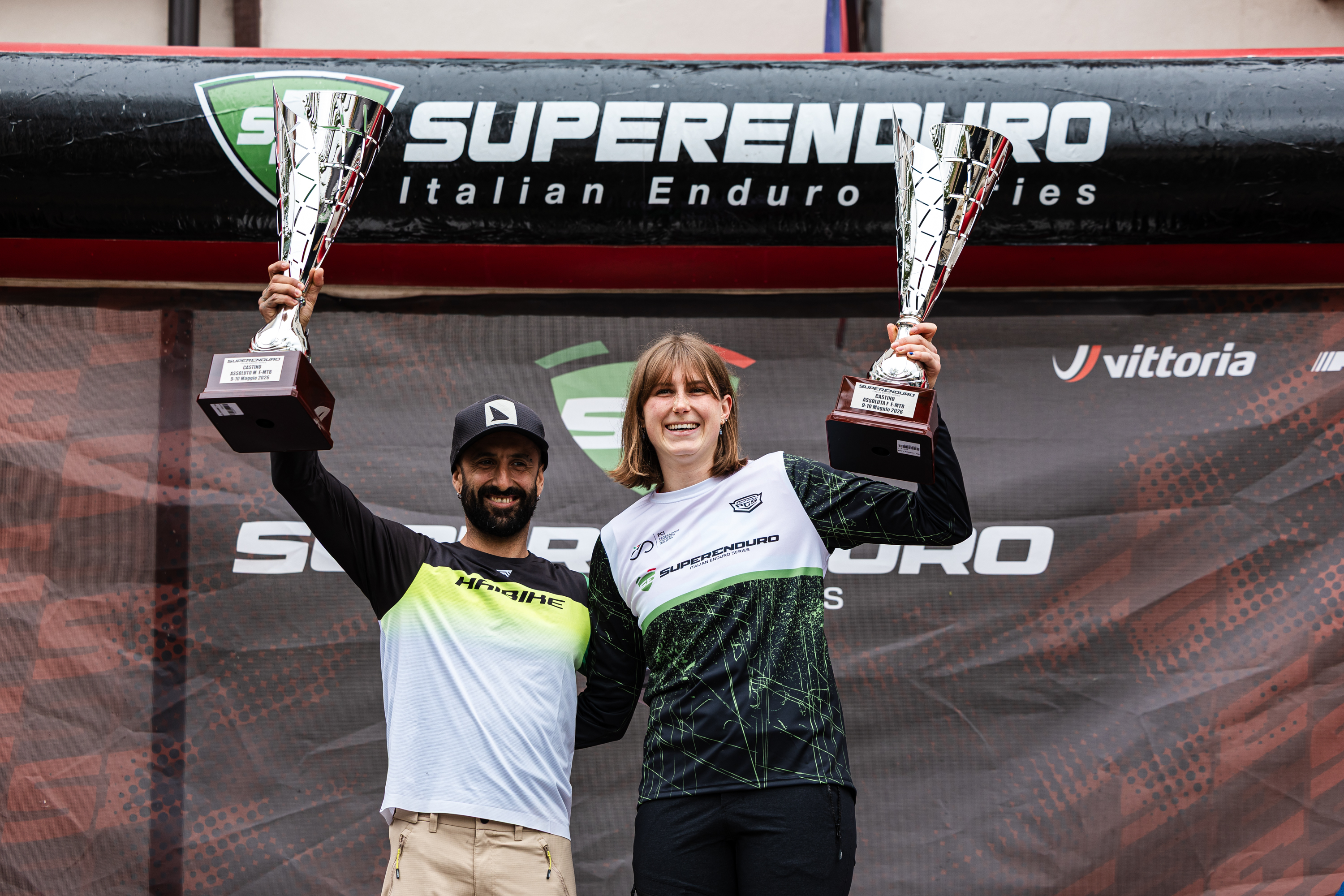 Castino, per un weekend, è stata la capitale dell’enduro e dell’e-enduro europeo. Sui colli dell’Alta Langa è andato in scena un fine settimana spettacolare, reso ancora più epico dalla pioggia che, nel giorno di gara, ha trasformato il percorso in una vera sfida di resistenza e tecnica. Eroici soprattutto i ragazzi delle categorie giovanili, capaci&hellip;