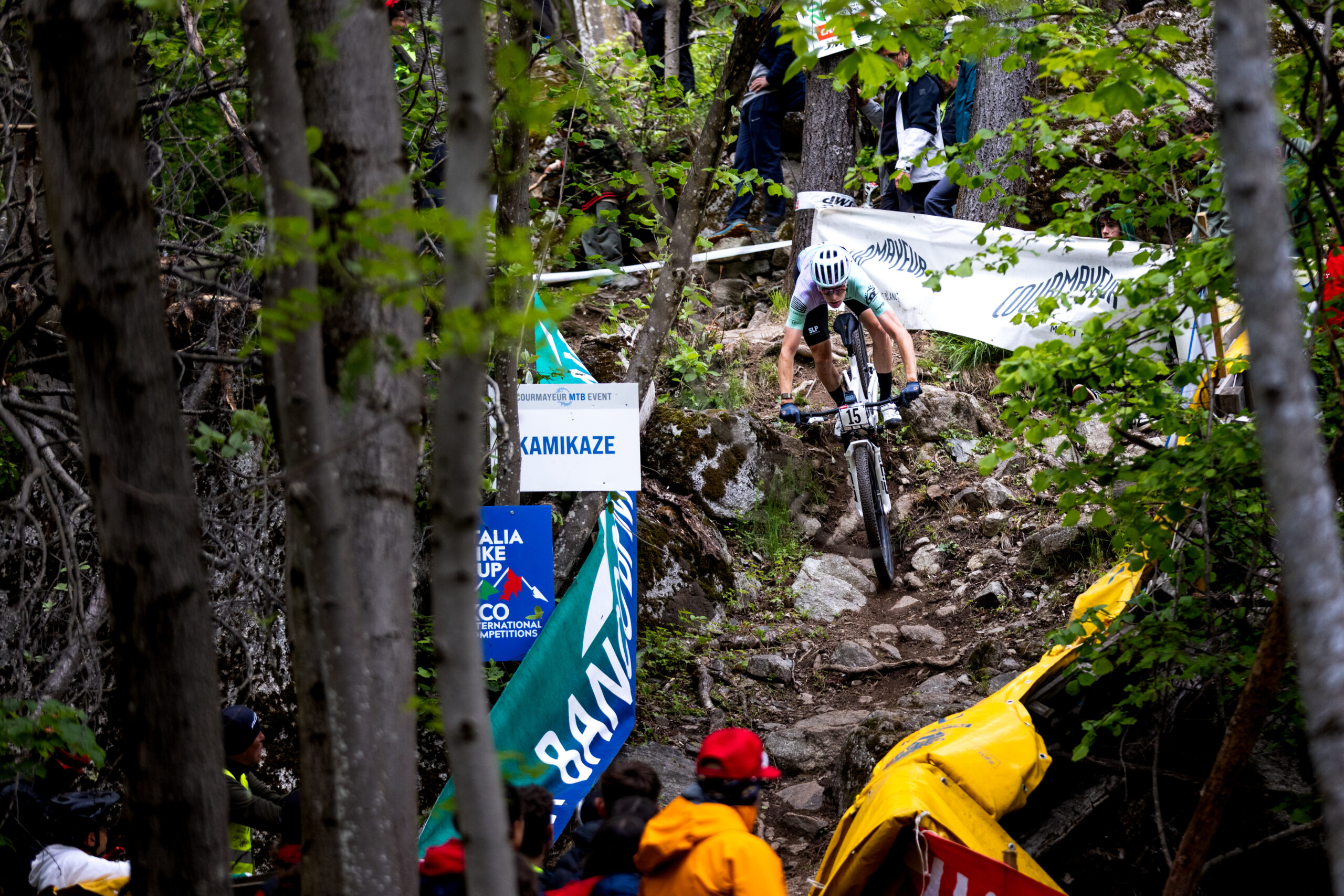Giornata di alto livello ai piedi del Monte Bianco per il Courmayeur MTB Event, prova internazionale UCI C1 valida come quarta e ultima tappa dell’Italia Bike Cup Chaoyang per Elite, Under 23 e Junior. Sul percorso tecnico di Dolonne, reso ancora più selettivo dal clima rigido, i successi principali sono andati a Simone Avondetto nella…