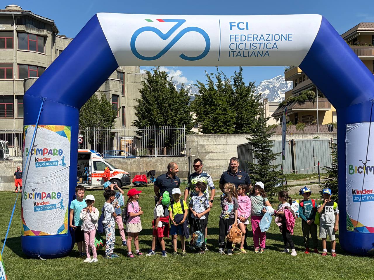 Per il terzo anno consecutivo, lo stadio Puchoz ha ospitato la tappa valdostana di BICIMPARO Kinder Joy of Moving, confermandosi un punto di riferimento per la promozione del ciclismo tra i più giovani. Grazie all’ottima organizzazione dell’ASD Lupi Val d’Aosta, la giornata ha seguito il format consolidato del tour. Al mattino, oltre 100 bambini delle…