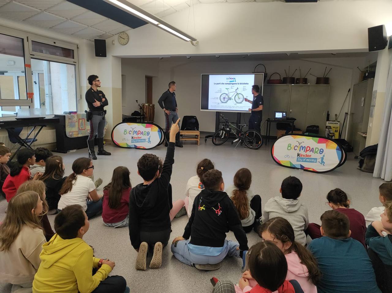 BICIMPARO Kinder Joy of Moving ha fatto tappa a Bolzano, presso l’I.C. Bolzano Europa 2, dove si sono svolte le attività dedicate agli alunni della scuola primaria. L’iniziativa è stata resa possibile grazie alla collaborazione del Dirigente scolastico e all’organizzazione logistica del GS Alto Adige. Nel corso della mattinata, la Polizia Stradale e i tecnici…