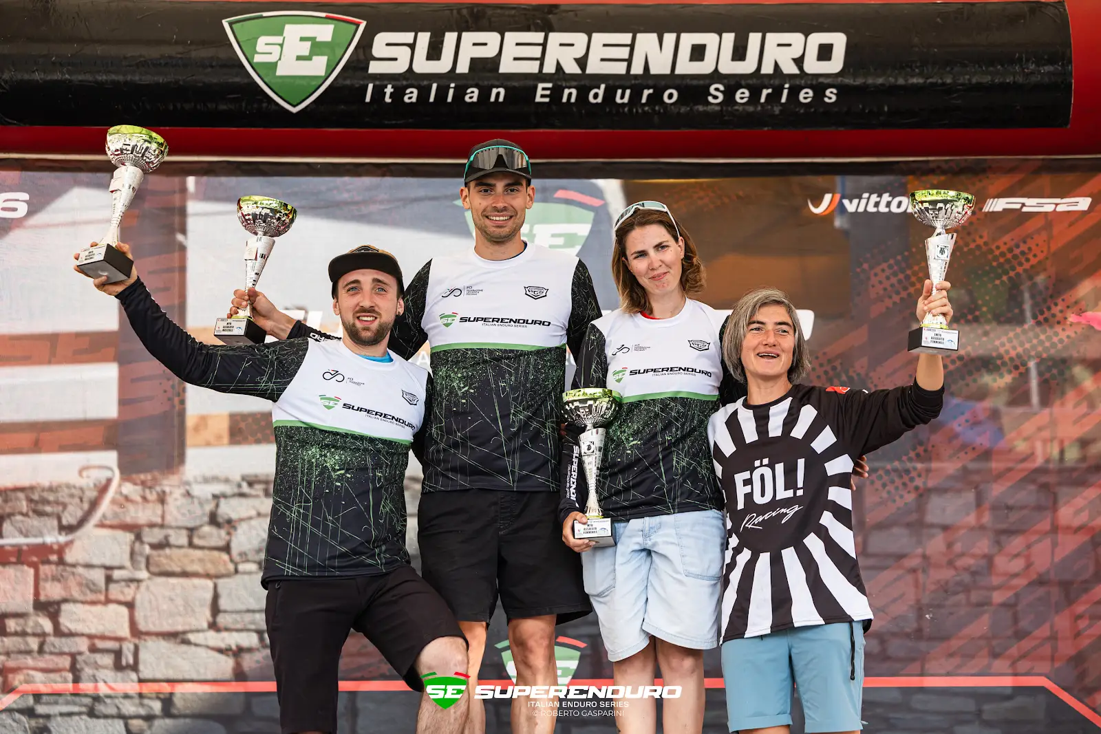 Dopo aver scritto la storia dell’enduro, in sei edizioni (dal 2008), Superenduro è tornato a Sauze d’Oulx! Percorsi totalmente rinnovati, sole perfetto, boschi incantati e tanti iscritti. Tutto perfetto insomma! Tre le PS previste in gara, per un dislivello totale di 1550 m D+. Non male se si pensa che il sabato, le prove del&hellip;