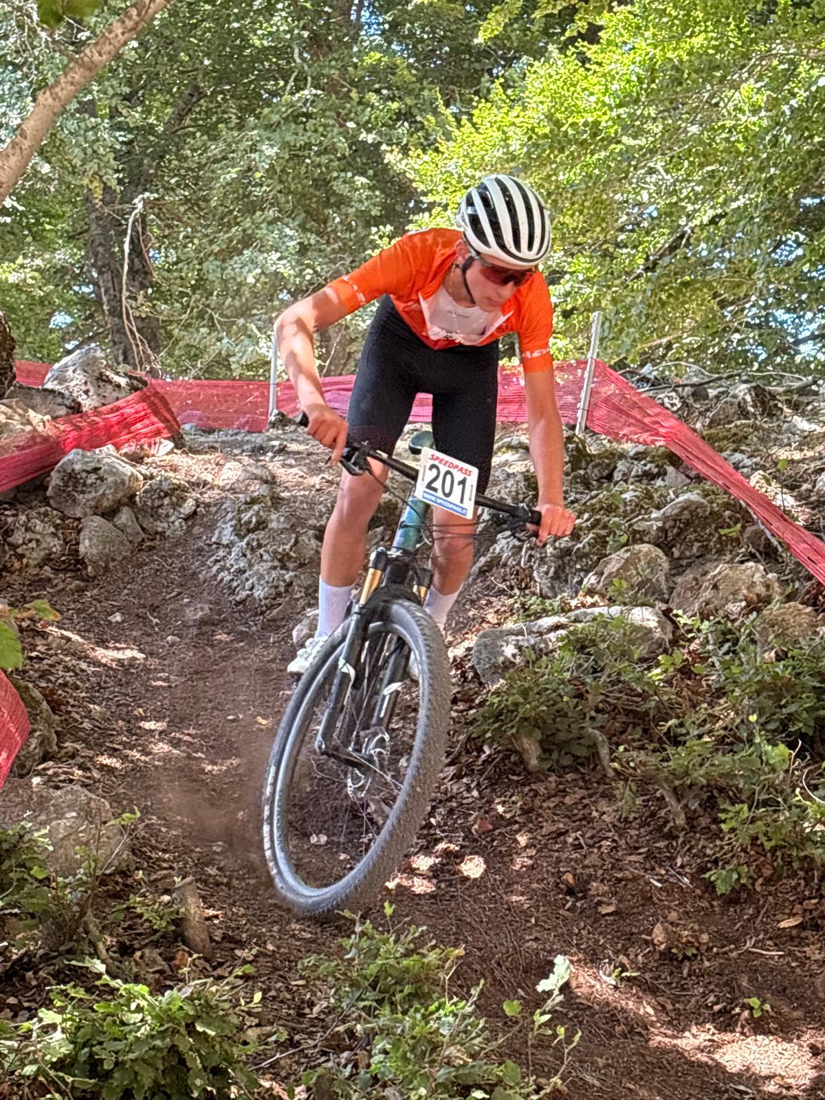 PIANO BATTAGLIA (Palermo) – Le Alte Madonie si confermano capitale dello sport outdoor e della mountain bike giovanile italiana. La terza prova della Coppa Italia Giovanile Cross Country Olimpico (XCO) ha trasformato Piano Battaglia in uno straordinario teatro agonistico, richiamando oltre centocinquanta giovani atleti provenienti da numerose regioni della Penisola e offrendo uno spettacolo tecnico&hellip;