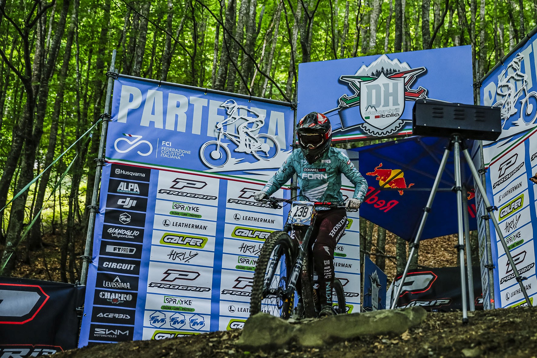 Domenica 31 maggio si è aperta ufficialmente la stagione del grande downhill nazionale con la 1ª tappa della Coppa Italia DH 2026, ospitata nella splendida cornice di Febbio (Villa Minozzo, RE), sulla pista appenninica “TEQUILA”, tracciato selettivo, spettacolare e molto tecnico grazie a varie pendenze, rocce e tratti molto stretti. I migliori interpreti della DH&hellip;