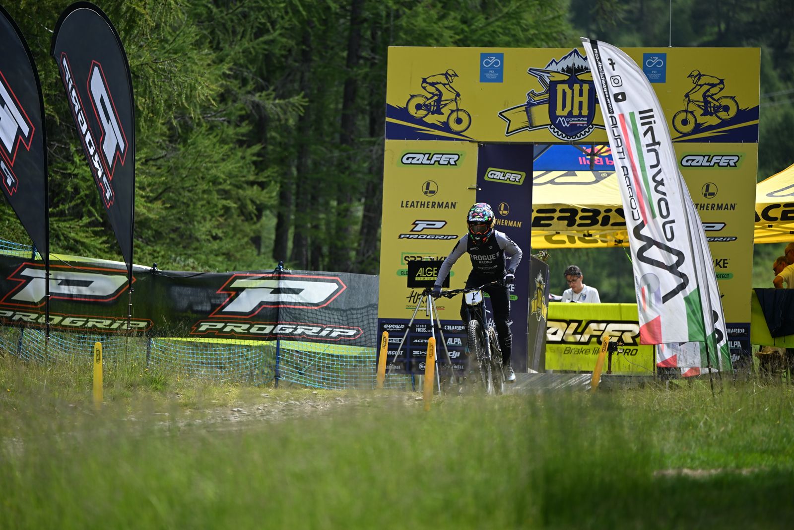 Madesimo (Sondrio) – Mancano pochi giorni al via del gran finale di stagione ed è già spettacolo grazie ai numerosi iscritti e al calibro dei rider che saranno al via sul percorso della “Valle delle Streghe”, una classica da anni del circuito organizzato da Downhill Italia. Da venerdì 4 a domenica 6 sarà di scena…