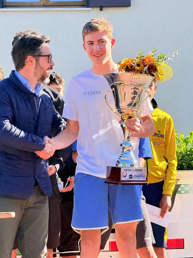 Mattia Gastasini durante una premiazione