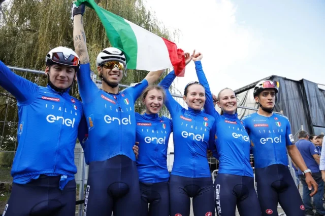 E con questa 🥇... SIAMO A 100 🇮🇹 Con la vittoria del Team Relay azzurro agli #EuroCross24 di Pontevedra il ciclismo italiano raggiunge la medaglia numero 1️⃣0️⃣0️⃣ del 2024 e, per il terzo anno consecutivo, la tripla cifra ✨️ 📸 @sprintcycling #nazionaleciclismo🇮🇹