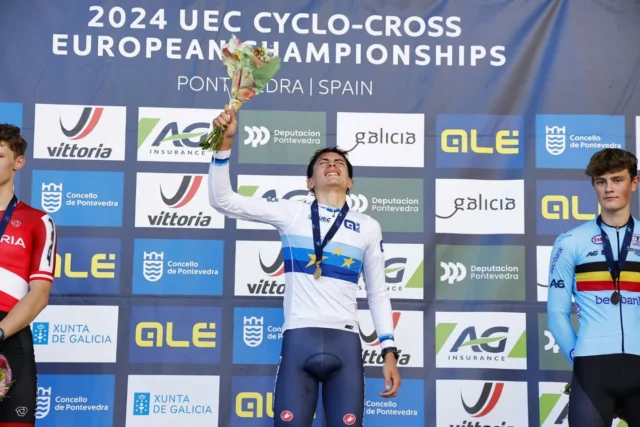 ITALIA PIGLIATUTTO 🟢⚪️🔴 La #nazionaleciclismo🇮🇹 lascia il segno agli #EuroCross24 di #Pontevedra con un bottino di due ori🥇, un argento 🥈 ed un bronzo🥉 Risultati che portano il gruppo azzurro in vetta al medagliere della rassegna continentale, con alle spalle Belgio, Olanda e Francia, e confermano l'Italia 🇮🇹 come come potenza indiscussa nel panorama internazionale del ciclocross 🚵♂️ 📸 Sprint Cycling Agency