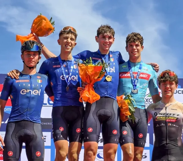 EN PLEIN AZZURRO ALLA @capoliverilegendcup XCO 🇮🇹 Spettacolo 💙 nelle prove UCI Junior Series, dominate dalla #nazionaleciclismo🇮🇹 di @mirkocelestinoofficial 🔥 🏆 Junior Uomini 🥇 Federico Brafa 🥈 Elia Rial 🥉 Ettore Fabbro 🏆 Junior Donne 🥇 Nicole Azzetti 🥈 Elisa Giangrasso 🥉 Elisa Ferri Doppio podio tutto italiano 🔥 Scopri di più nelle stories 👆