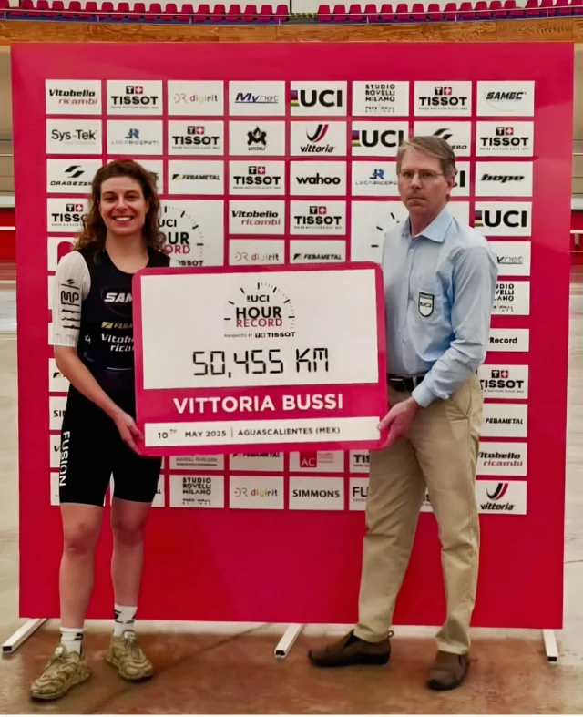 ✨️ @vittoriabussi ancora una volta nella leggenda: ad Aguascalientes, a oltre 1800 metri di quota, firma il nuovo record dell’Ora con 50,455 km 🚴♀️ migliorando di 188 metri il primato che già le apparteneva 🏆 È lei la prima donna a superare due volte i 50 km in un’ora! Superba 🔥