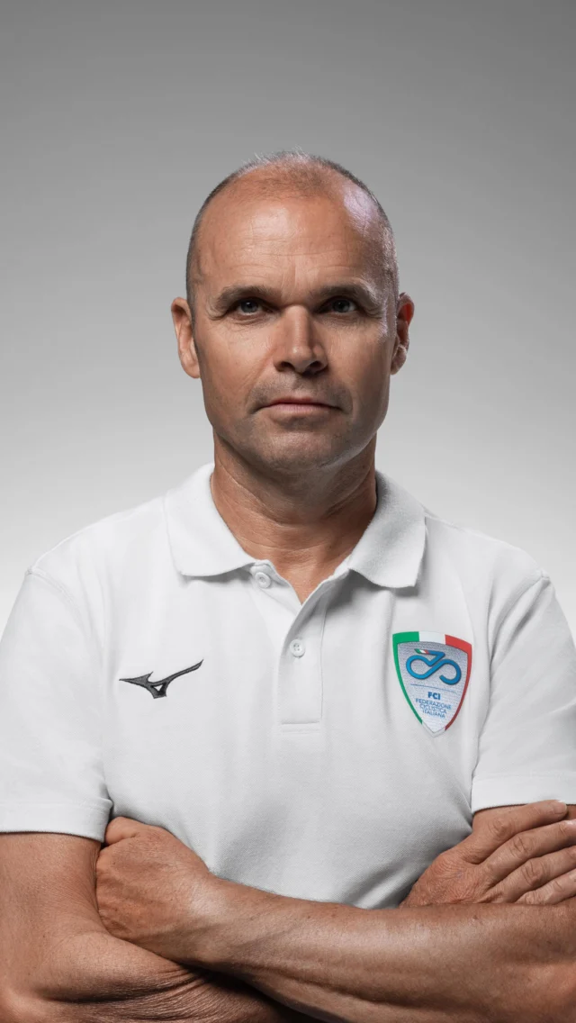 A guidare gli azzurri verso gli Europei di Mountain Bike a Melgaço (Portogallo) c’è il CT, ma c’è soprattutto l’uomo, l’ex campione che oggi vive la gara attraverso gli occhi dei suoi ragazzi. Mirko Celestino è una garanzia da ormai nove anni in un percorso di forte crescita in cui è fortissimo il senso di squadra: “Siamo cresciuti insieme: loro come atleti e io come commissario tecnico”. 

Un doppio ruolo, quello di guida tecnica e mentore, utile a mettere le diverse squadre azzurre nelle condizioni migliori per “portare a casa più medaglie possibili”. 

La fiducia nel talento dei 19 corridori convocati dal CT è più viva che mai. Si parte subito con le Short Track (giovedì) e il Team Relay (venerdì) per poi dare battaglia in un weekend di fuoco con le prove Junior, Under 23 ed Elite.

Dalle parole di Celestino traspare tutta la consapevolezza e l’orgoglio di guidare un gruppo di talento. Una guida, un leader, un cuore Azzurro che batte forte per i suoi atleti. 

#nazionaleciclismo🇮🇹