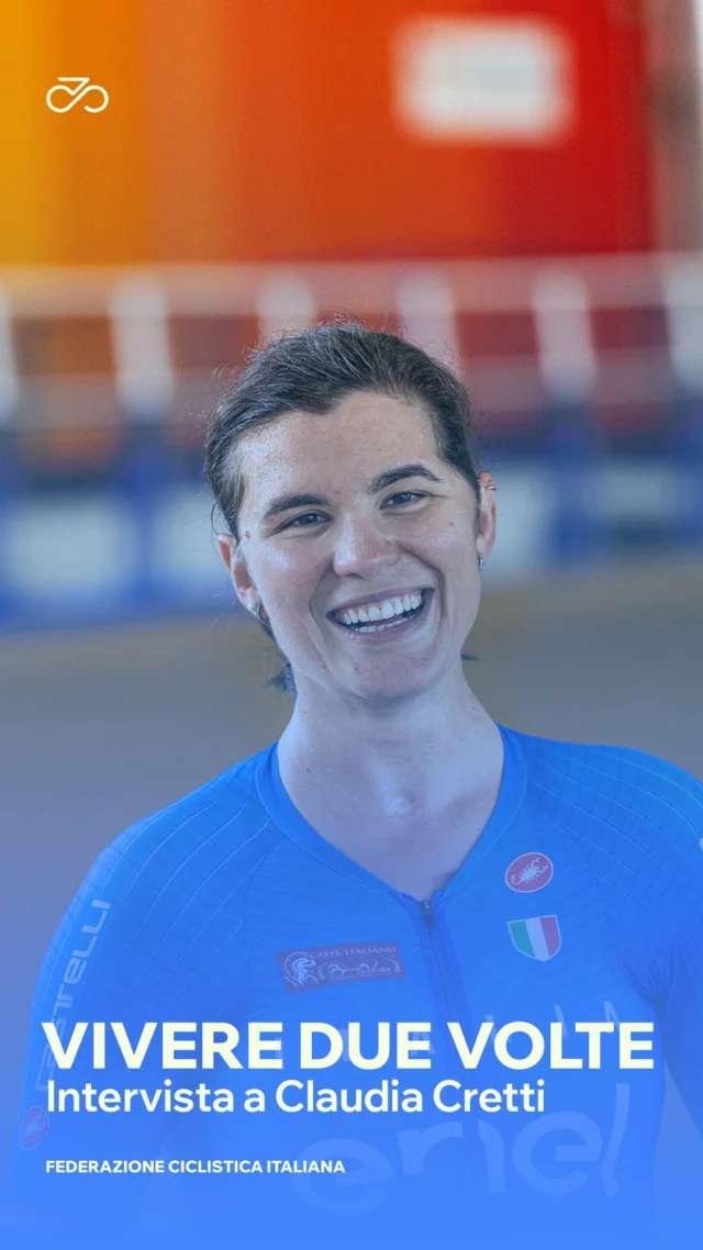 Ci sono storie che superano i confini dello sport e diventano un inno alla vita. Quella di Claudia Cretti è una di queste. Molti ricordano quel maledetto giorno del 2017 al Giro d’Italia, quando un terribile incidente in discesa ha rischiato di spegnere il suo sorriso e i suoi sogni. Claudia non solo è tornata alla vita, ma ha fatto molto di più. È risalita in sella, diventando un simbolo della nostra Nazionale di paraciclismo. Ma la sua fame di ciclismo e la sua incredibile forza di volontà l’hanno spinta oltre, a compiere un passo che sembrava impensabile: tornare a gareggiare “in gruppo” al fianco di atlete normodotate. Abbiamo intercettato Claudia qualche giorno fa durante gli allenamenti nel Velodromo di Montichiari. Si è raccontata senza filtri con un coraggio e un amore verso la vita senza pari.