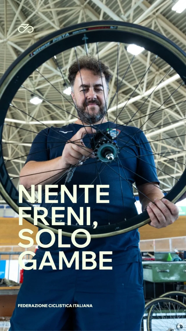 Sembra semplice, quasi minimale. In realtà, è un capolavoro di ingegneria dove ogni singolo componente è studiato per la massima performance. Ma quali sono i veri segreti di una bici da pista? Per scoprirlo siamo andati dietro le quinte della Nazionale con chi queste bici le conosce come le sue tasche: Fausto Ferrari, meccanico federale, spiega perché nel ciclismo su pista il controllo, la velocità e la decelerazione dipendono unicamente dalla tecnica e dalla potenza degli atleti.