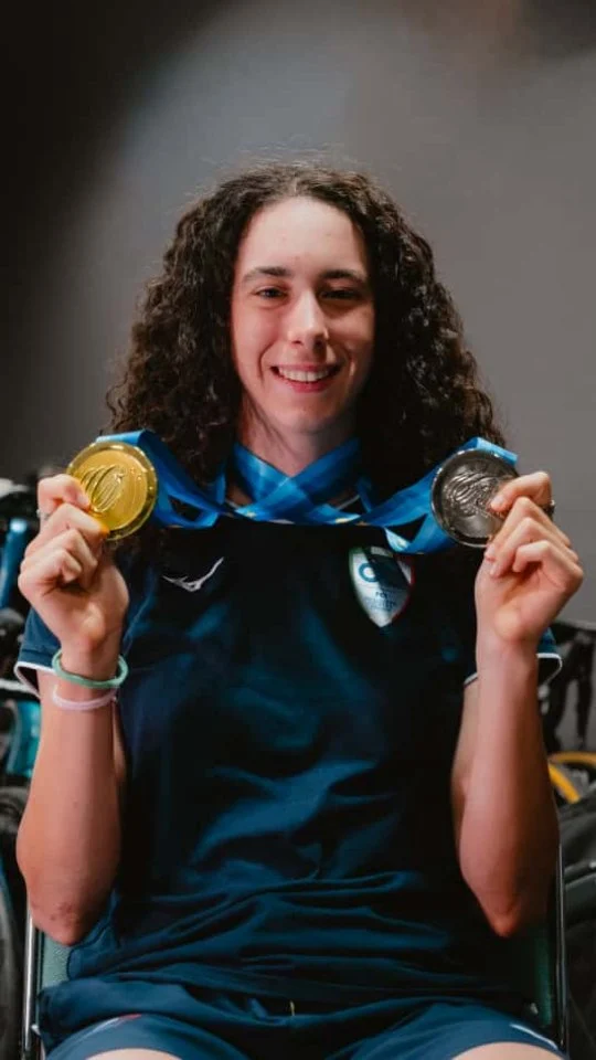 Nel giro di pochi giorni ha conquistato una medaglia di bronzo nella cronometro U23 ai Mondiali in Ruanda e un emozionante oro nella prova tra Loriol-sur-Drôme ed Étoile-sur-Rhône ai Campionati Europei in Francia. Federica Venturelli, nata a Cremona nel 2005, si conferma una delle giovani atlete più forti in assoluto nelle prove contro il tempo. Cosa si prova? Glielo abbiamo chiesto durante gli Europei. Imprare a gestire la pressione è fondamentale per raggiungere questi traguardi. E anche trovare una compagna di squadra come Elisa Longo Borghini per dare vita a un'alleanza sportiva e... letteraria.